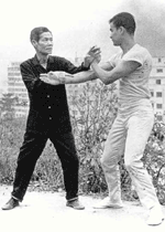 Bruce et son père s'entrainant  au Tai Chi Chuan