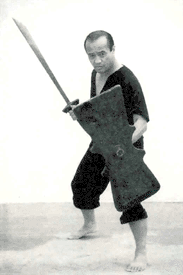 Dan Inosanto avec le Kempilar et le bouclier