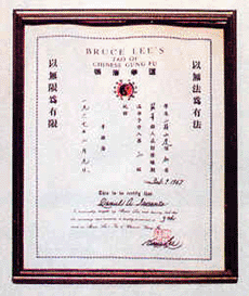Diplme de Dan Inosanto remis par Bruce Lee