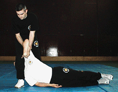 Relever l'adversaire en passant une jambe
