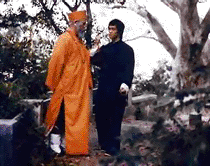 Bruce en discution avec un moine shaolin