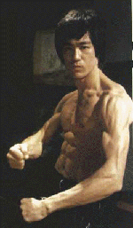 Bruce faisant montre de son impressionante musculature