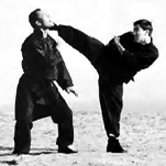 Bruce donnant un N'oo Tek  Dan Inosanto 