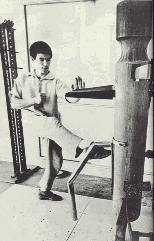 Bruce Lee à l'entraînement sur son mannequin de bois