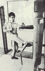 Bruce Lee effectuant une forme au Mok Yan Chong