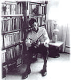 Bruce tudiant dans sa bibliothque