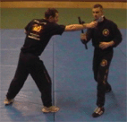 Technique au tonfa contre une attaque au couteau