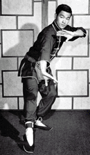 Bruce en tenue traditionnel de Gung Fu